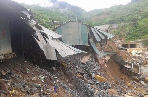 Hàng chục hộ dân cần di dời khẩn cấp trước nguy cơ núi sắp sạt lở ở Sơn La