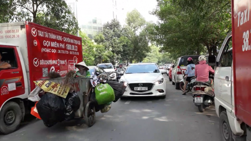 Khu đô thị Nam Trung Yên (quận Cầu Giấy, Hà Nội): Đường đi của người dân bị chiếm dụng thành bãi đỗ xe ô tô, xe khách