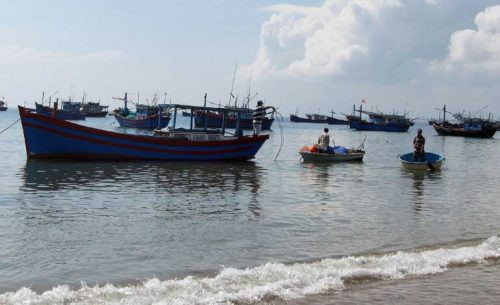 Vận động ngư dân hạn chế khai thác thủy sản gần bờ