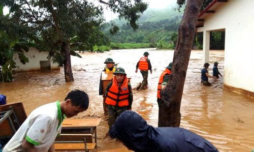 Bộ đội biên phòng giúp dân khắc phục hậu quả sau mưa lũ
