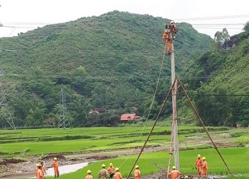 Sơn La: Trên 1000 khách hàng chưa được cấp điện trở lại sau mưa lũ
