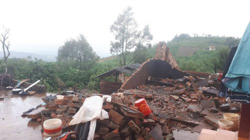 Lâm Đồng: Lốc xoáy kinh hoàng thổi tốc mái nhiều ngôi nhà