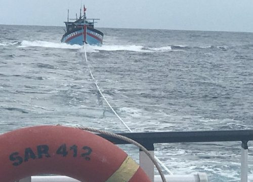 Vượt sóng cứu 8 ngư dân gặp nạn ở vùng đánh bắt chung giữa Việt Nam – Trung Quốc