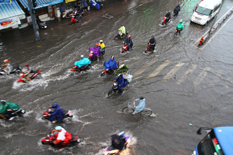 Mưa lớn, nhiều tuyến đường Sài Gòn ngập nặng