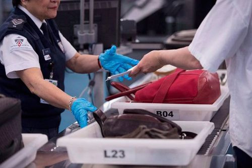 Cảnh báo: Virut cúm ẩn chứa ở khay đựng đồ của hành khách ở sân bay