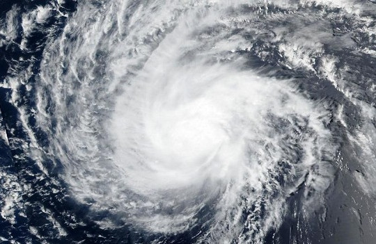 Siêu bão Florence sắp đổ bộ, nước Mỹ lo ngại nguy hiểm bất thường