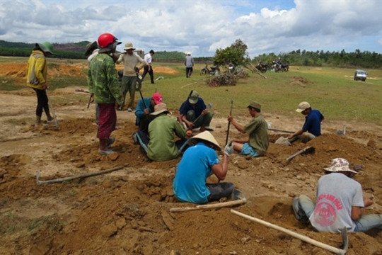 Phú Yên: Dân đổ xô đi đào đá đen kiếm vài triệu đồng/ngày