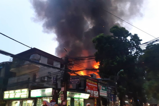 Hà Nội: Cháy lớn trên đường Đê La Thành, nhiều căn nhà bị thiêu rụi