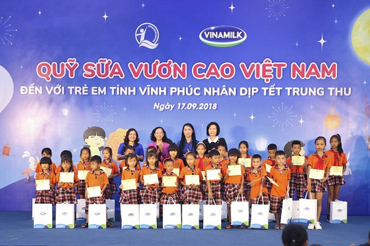 Quỹ sữa Vươn cao Việt Nam và Vinamilk trao 66.000 ly sữa cho trẻ em tỉnh Vĩnh Phúc nhân dịp Tết Trung Thu