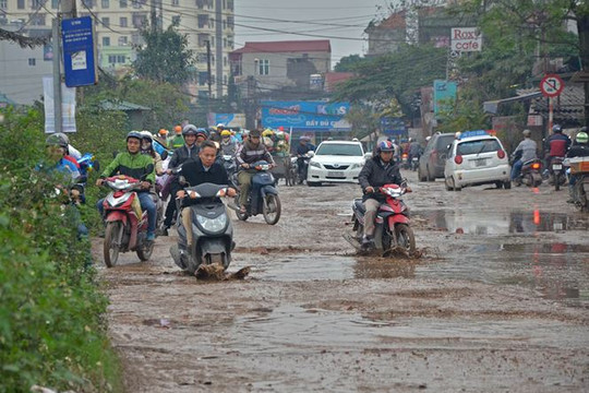 Hoàng Mai, Hà Nội: Dân khổ sở khi đi qua con đường lầy lội