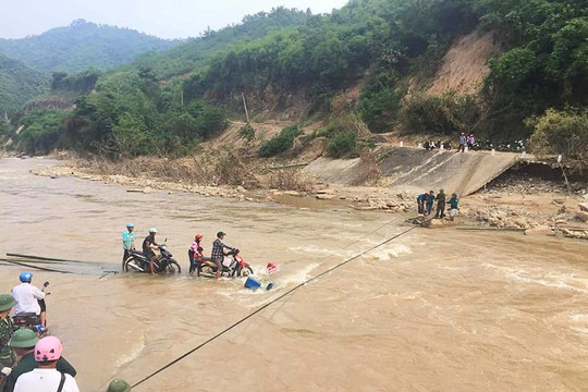 Thanh Hóa: Dựng cầu tạm thay thế đập tràn bị đứt gẫy tại bản Na Chừa, xã Mường Chanh