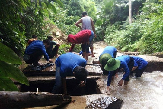 Nghệ An: Gần 50 thanh niên giúp dân vũng lũ đấu nối đường ống dẫn nước phục vụ sinh hoạt