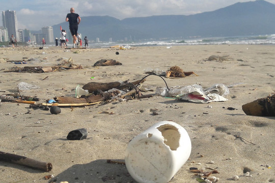 Đà Nẵng: Hơn 7 tấn rác thải bủa vây bờ biển