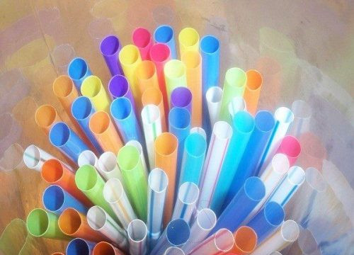 California cấm các nhà hàng dùng ống hút nhựa một lần