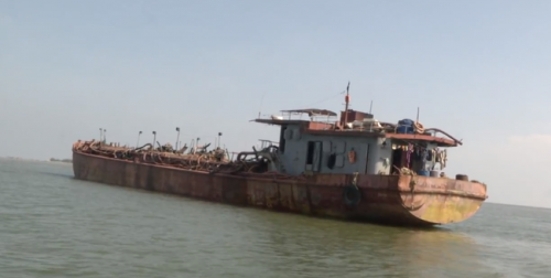 Nam Định bắt giữ tàu hút cát trái phép trên biển