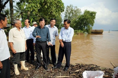 Phó Thủ tướng Trịnh Đình Dũng thị sát, chỉ đạo ứng phó lũ ở Đồng bằng sông Cửu Long
