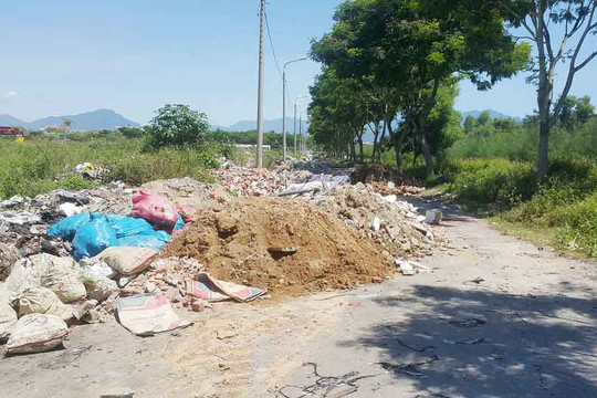 Đà Nẵng: Dự án Phương Trang trở thành “bãi rác” đổ xà bần, UBND quận Liên Chiểu đang ở đâu?