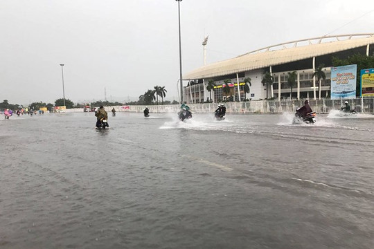 Hà Nội: Mưa lớn, nhiều tuyến phố ngập sâu đúng giờ tan tầm
