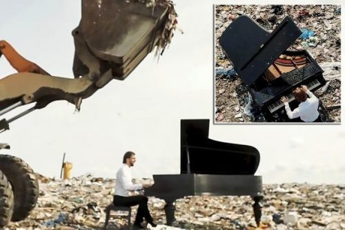 Nghệ sĩ piano trình diễn giữa bãi rác