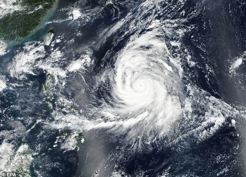 Nhật Bản, Đài Loan: Siêu bão Kong-rey sắp đổ bộ với sức gió hơn 240km/h