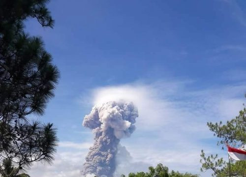 Indonesia: Lại đối mặt với núi lửa phun trào sau động đất, sóng thần