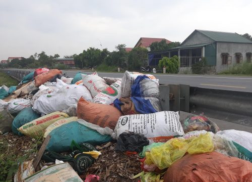 Quảng Bình: Dân than trời từ những điểm tập kết rác ô nhiễm bên QL 1A