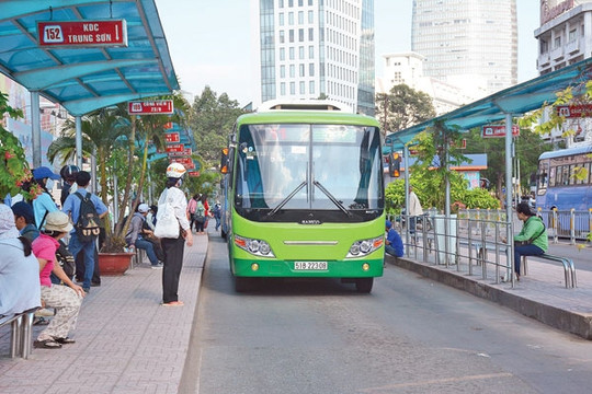 TP. HCM: Khảo sát đề án mở làn đường ưu tiên cho xe buýt