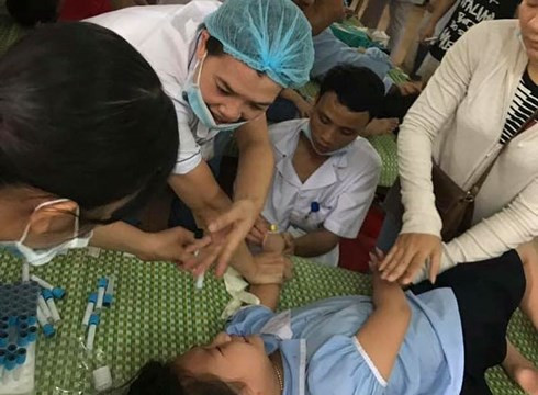 Ninh Bình: Hàng trăm học sinh nhập viện sau bữa trưa tại trường