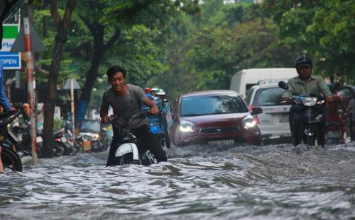 Khu nhà giàu ở Sài Gòn chìm trong biển nước sau cơn mưa lớn kéo dài 40 phút
