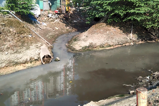 Cầu Giấy – TP. Hà Nội: Mương Đồng Bông ô nhiễm trầm trọng bởi rác và nước thải của các hộ gia đình, doanh nghiệp
