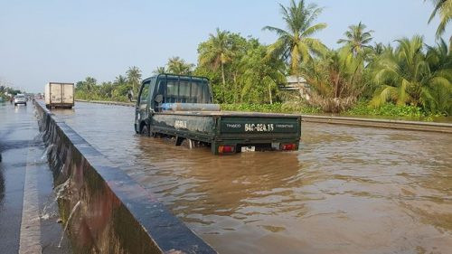 Quốc lộ 1A đoạn qua tỉnh Vĩnh Long, triều cường lên cao, ngập nặng