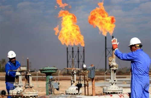 Giá dầu giảm xuống 2% theo chứng khoán Mỹ