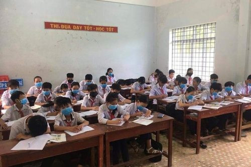 Bình Định: Học sinh phải đeo khẩu trang trong giờ học vì mùi hôi thối