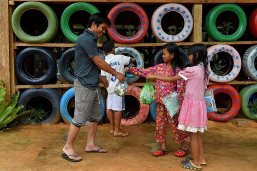 Campuchia: Ngôi trường nhận học phí bằng rác