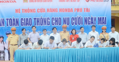 Hà Tĩnh: Hơn 15.000 học sinh ký cam kết chấp hành Luật Giao thông đường bộ