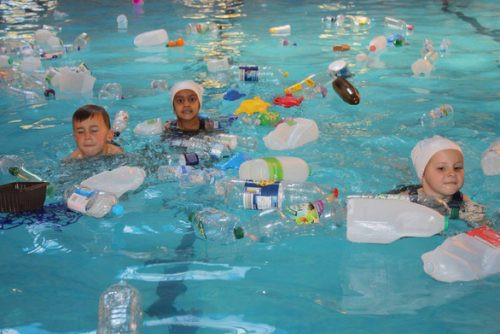 Trường cho học sinh bơi trong bể rác để dạy về tác hại của rác thải nhựa