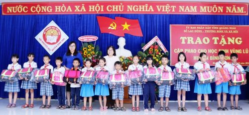 Quảng Ngãi: Trao tặng 540 cặp phao cho học sinh 4 huyện vùng lũ