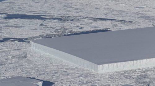 Một tảng băng trôi vuông vắn một cách kinh ngạc ở Nam Cực.