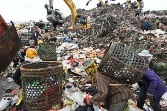 Jakarta, Indonesia: Người dân khốn đốn vì sống ngay cạnh bãi rác