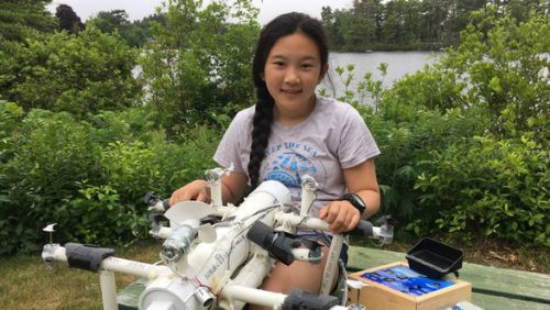 Cô bé lớp 6 chế tạo robot thu gom rác thải nhựa trên biển