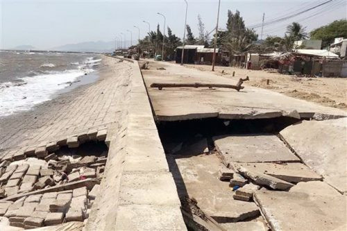 Ninh Thuận: 1.400 người bị đe dọa do sóng biển xâm thực gây sạt lở nghiêm trọng