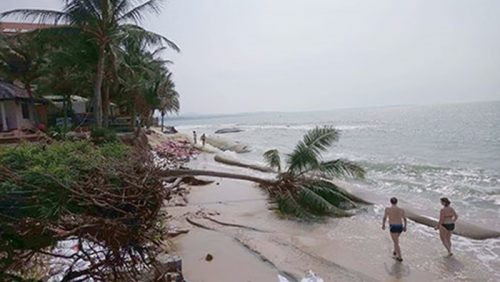 Mũi Né: Hàng loạt resort bị sóng biển đánh sập