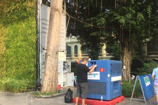 Người dân Hà Nội thích thú với máy lọc nước từ không khí