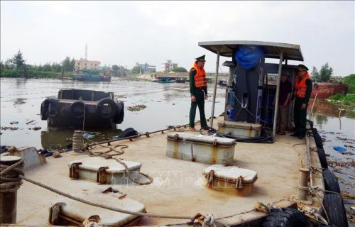 Nam Định: Bắt quả tang 2 tàu có hành vi bơm dầu trái phép cho các tàu cá trên biển