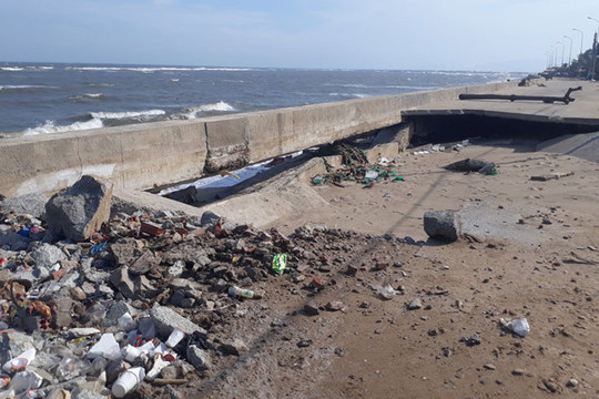 Ninh Thuận: Sóng biển xâm thực gây sạt lở nhiều tuyến đê kè ven biển