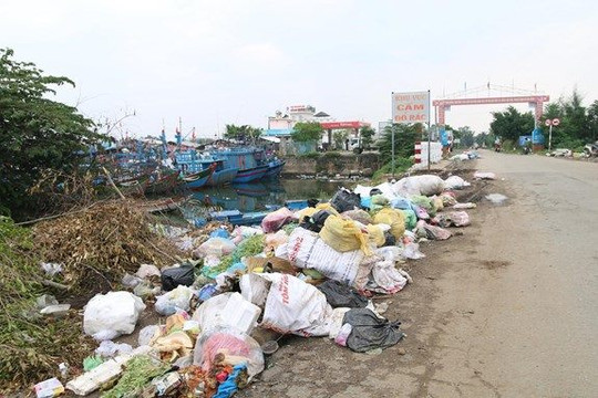 Quảng Ngãi: Ô nhiễm môi trường cảng Sa Kỳ do ùn ứ rác thải