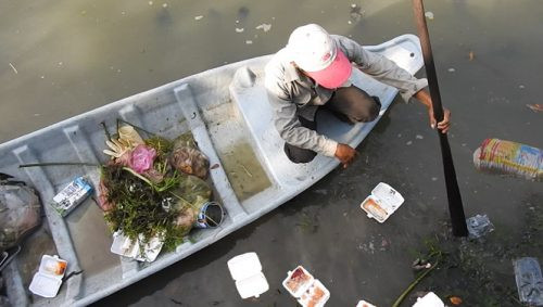 Tây Ninh: Con rạch giữa lòng thành phố bị tắc nghẽn bởi rác thải
