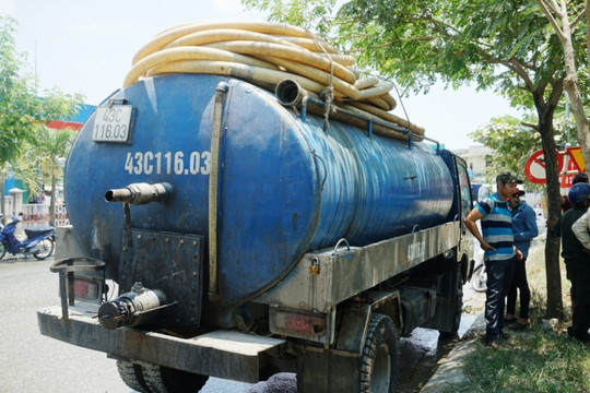 Đà Nẵng: Xử phạt gần 400 triệu đối với doanh nghiệp và tài xế đổ chất thải nguy hại ra môi trường