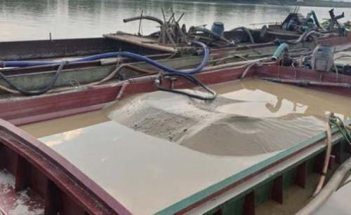 Thanh Hóa: Bắt 3 tàu khai thác cát trái phép trên sông Mã