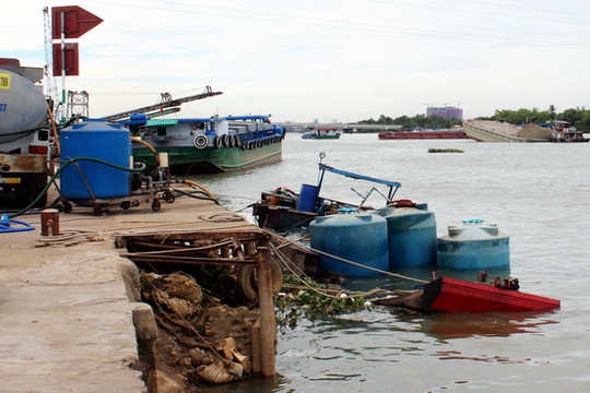 Đồng Nai: Hơn 26 tấn hóa chất chìm xuống sông do thuyền bị thủng đáy